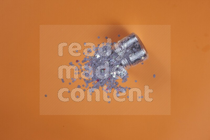 مجموعة من أدوات الخياطة والتفصيل أرجوانية اللون على خلفية برتقالية