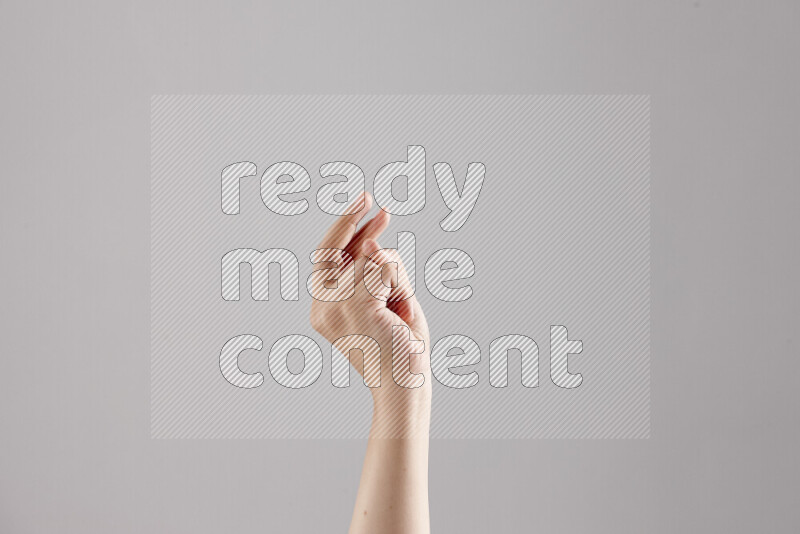 امرأة تشير بيديها بلغة الإشارات المختلفة