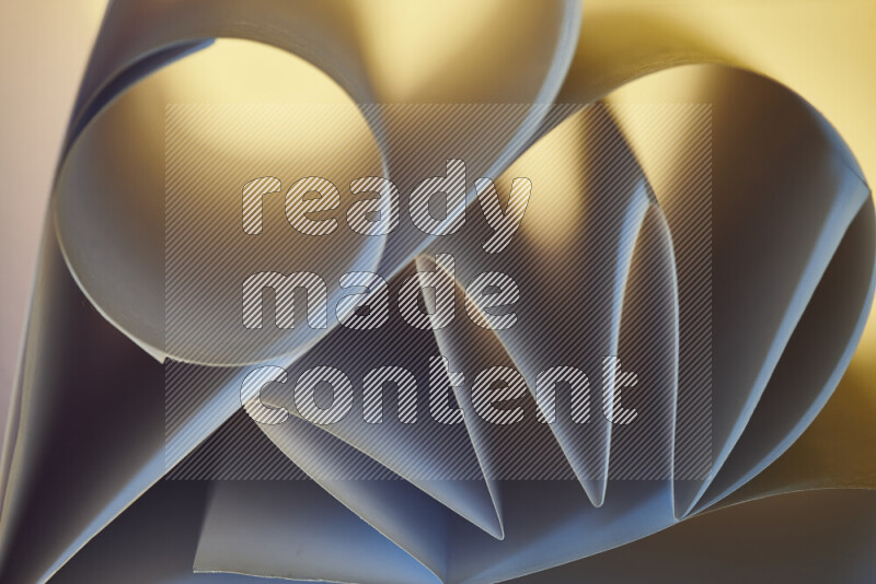 عرض فني لطيات الورق تخلق مزيج من الأشكال الهندسية، مضاءة بإضاءة ناعمة بدرجات اللون الأزرق والالوان الدافئة