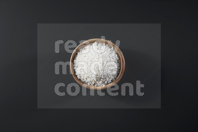 أرز أبيض في وعاء خشبي على خلفية رمادية
