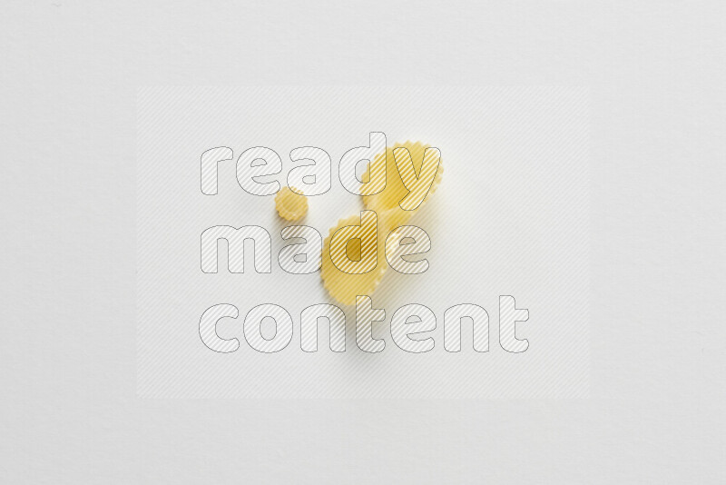 أنواع مختلفة من المعكرونة علي خلفية بيضاء