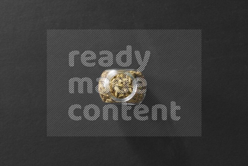 هيل في وعاء زجاجي علي خلفية سوداء