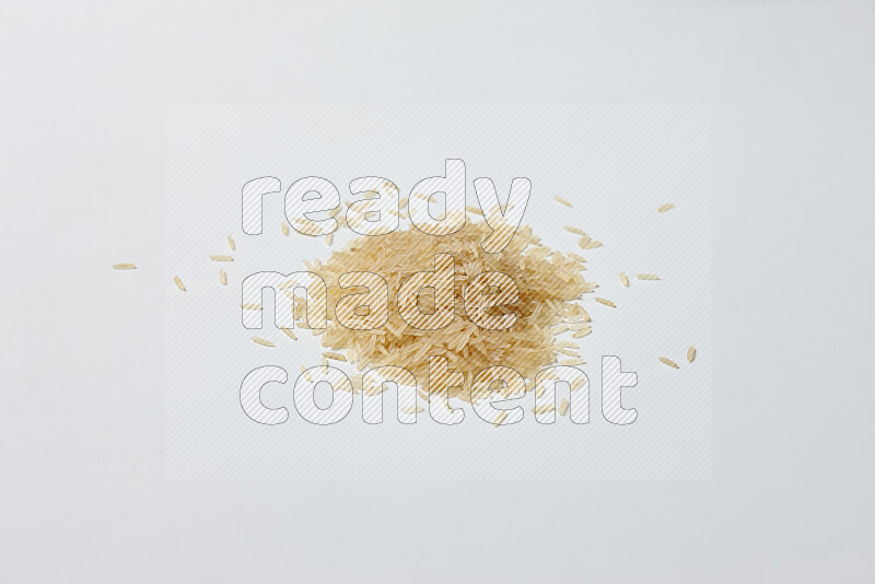 أرز بسمتي علي خلفية بيضاء
