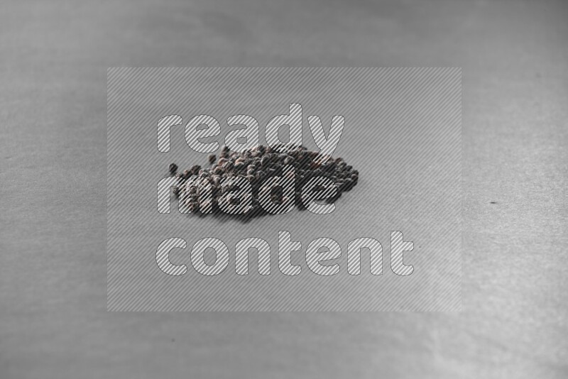 حبات الفلفل الأسود علي خلفية سوداء