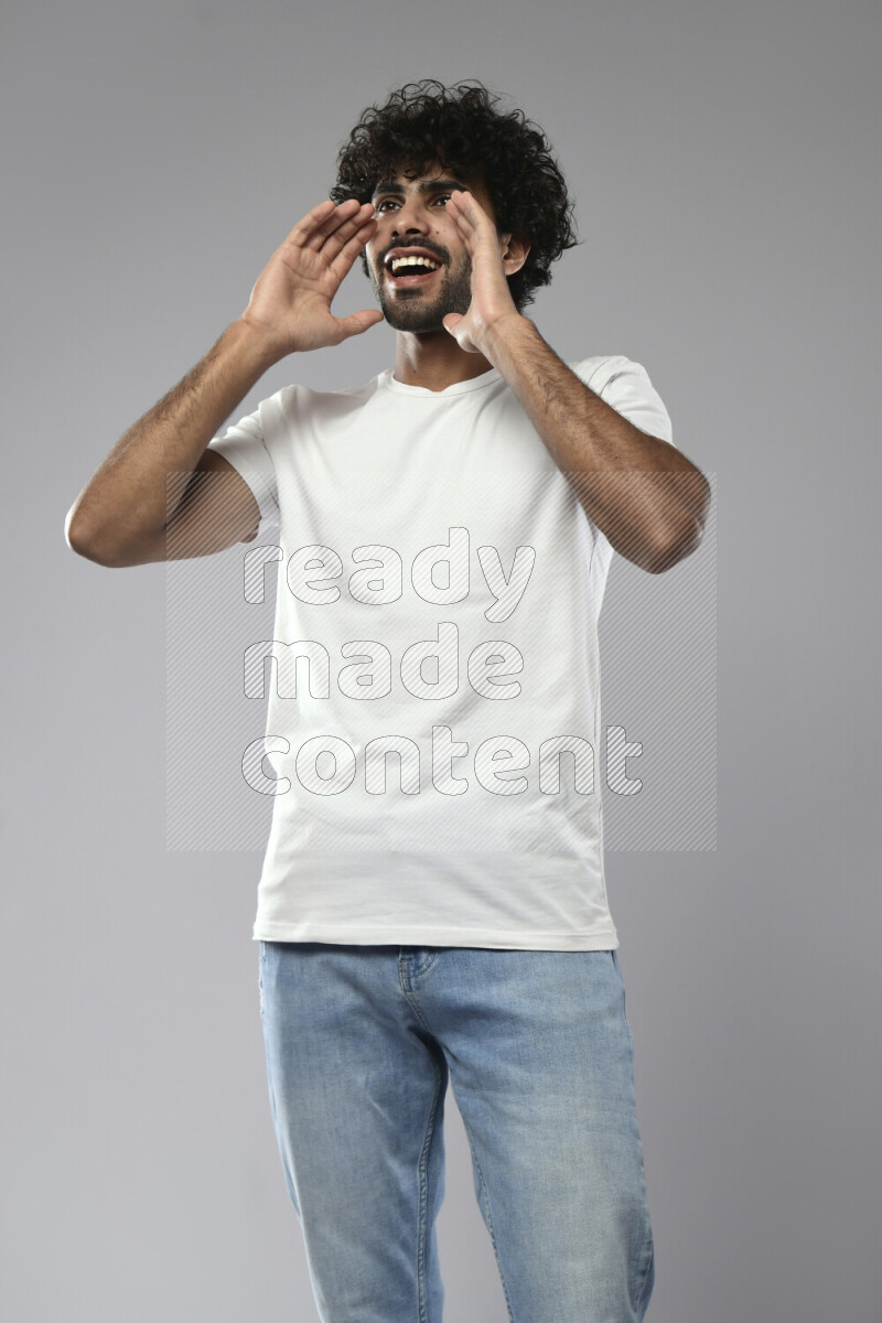 رجل يرتدي ملابس كاجوال يقوم بإشارات باليد علي خلفية بيضاء