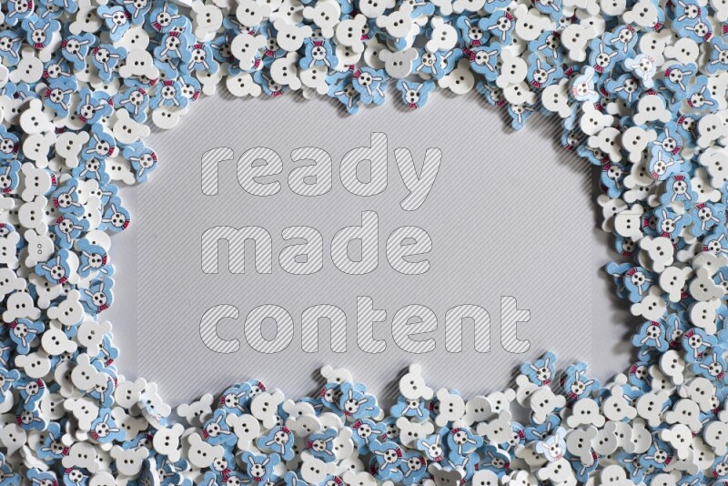 أزرار متعددة اﻷلوان موضوعة علي خلفية رمادية