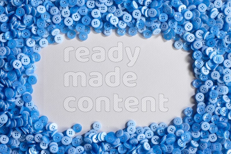 أزرار زرقاء موضوعة علي خلفية رمادية