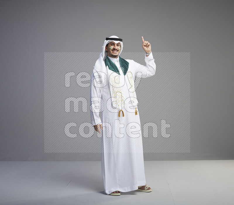 رجل سعودي يرتدي ثوب ابيض وشماغ يتفاعل امام الكاميرا