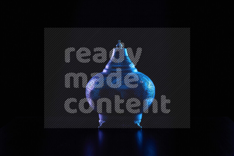 فوانيس رمضان مع حواف مضيئة ملونة على خلفية سوداء