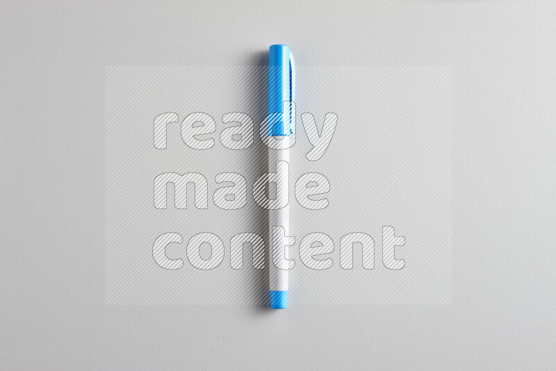 لقطة مقربة تظهر قلما ملونا واحدا بغطاء على خلفية رمادية