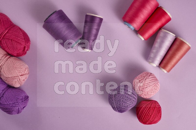 مجموعة من أدوات الخياطة والتفصيل زهرية وأرجوانية اللون على خلفية أرجوانية