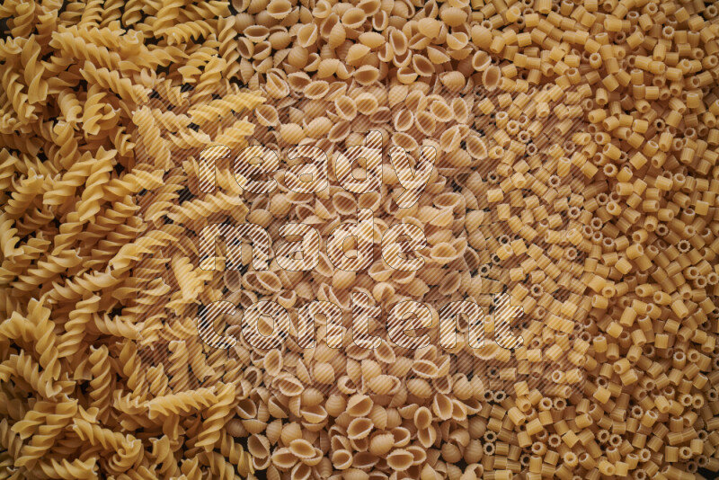 3 انواع معكرونة علي الخلفية كاملة