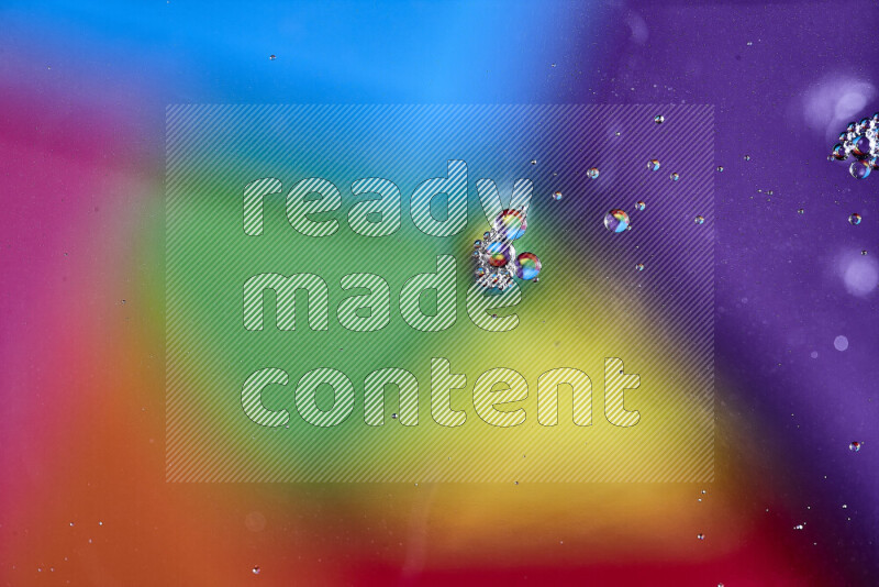 لقطات مقربة لفقاعات من الزيت على سطح الماء بألوان متنوعة