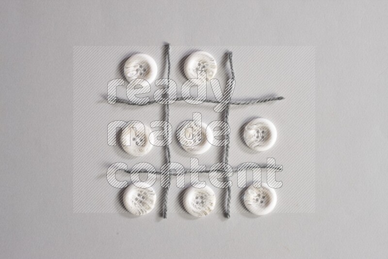 أزرار بيضاء موضوعة علي خلفية رمادية