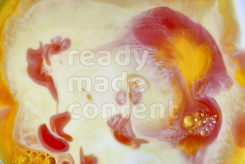 لقطة مقربة لأنماط دوامية باللون البرتقالي والأحمر والأبيض