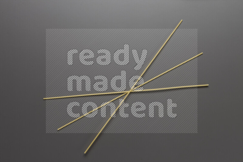 معكرونة إسباجيتي علي خلفية رمادية