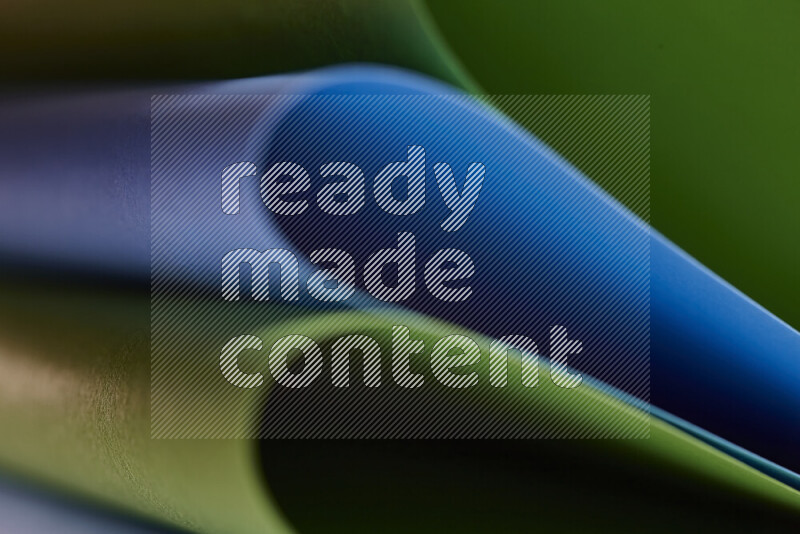 فن تجريدي يعرض المنحنيات المرتبة للأوراق باللون الأزرق والأخضر