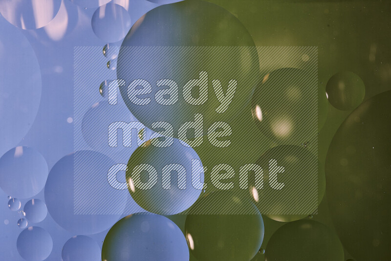 لقطات مقربة لفقاعات من الزيت على سطح الماء باللون الأزرق والأخضر