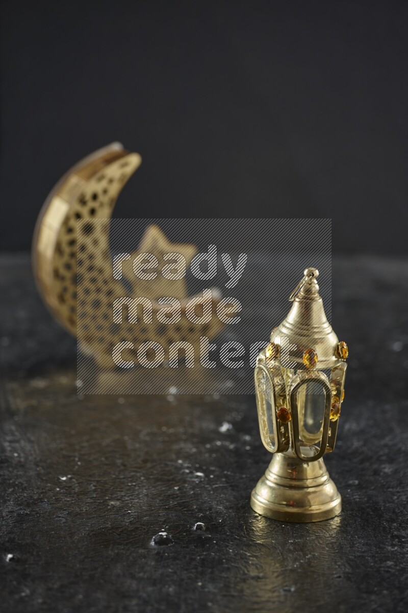 فانوس هلالي خشبي مع فانوس رمضان كلاسيكي على خلفية سوداء