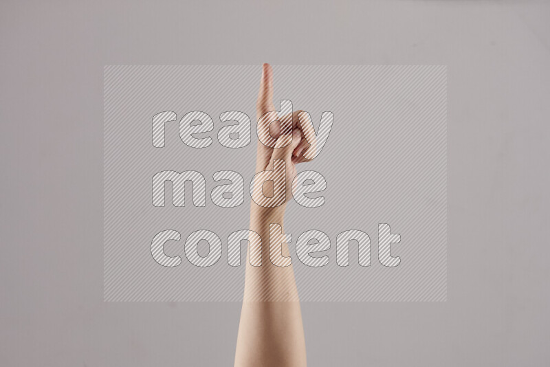 امرأة تشير بيديها بلغة الإشارات المختلفة