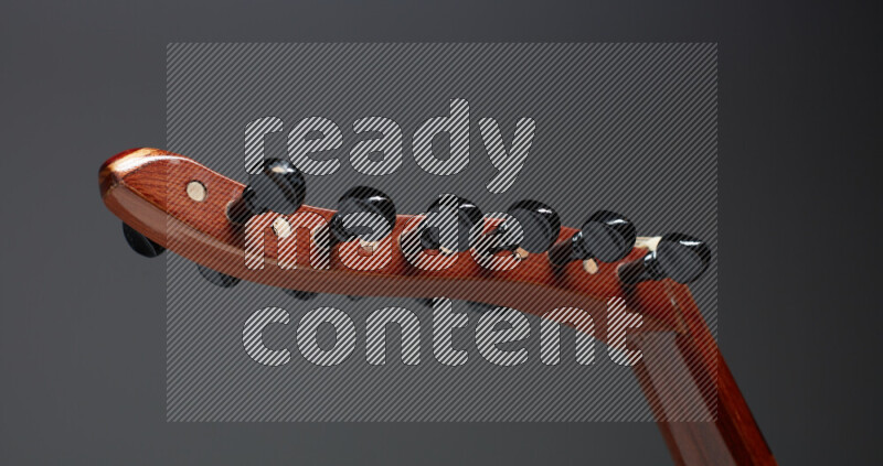 اجزاء من عود خشبي بني على خلفية رمادية