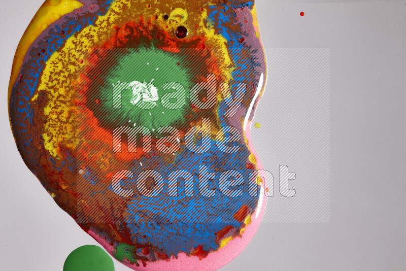 لقطات مقربة لألوان متنوعة تمتزج على خلفية رمادية