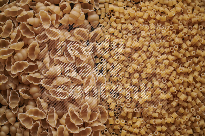 نوعين من المعكرونة علي الخلفية كاملة