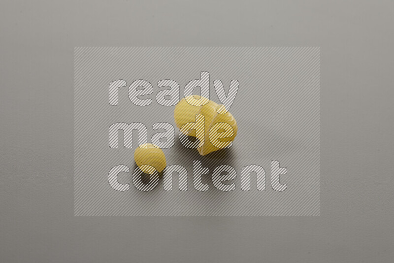 معكرونة ودعة في وعاء فخاري علي خلفية رمادية