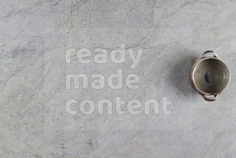 وعاء فخاري متعدد الألوان على خلفية من الرخام الرمادي