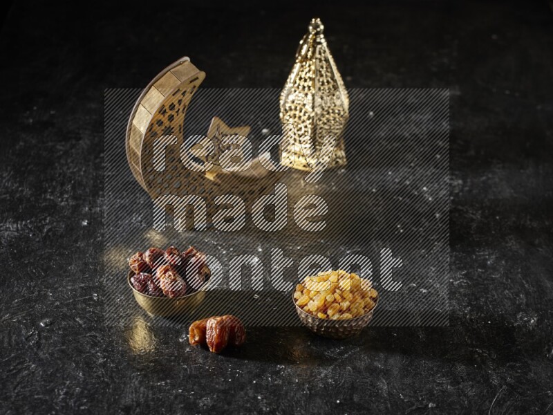 تمر في وعاء معدني مع الزبيب بجانب فوانيس ذهبية علي خلفية سوداء