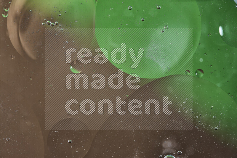 لقطات مقربة لفقاعات من الزيت على سطح الماء باللون الأخضر والبني