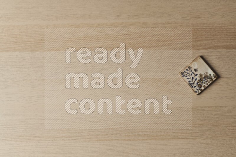 قواعد أكواب فخارية مزخرفة على خلفية خشبية فاتحة