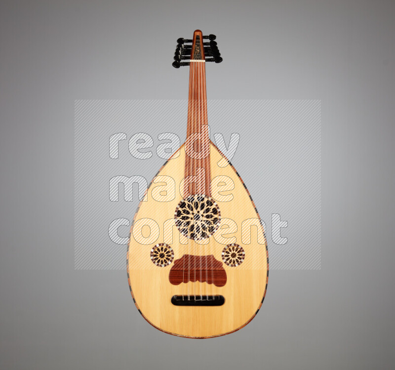 عودي خشبي بني على خلفية رمادية