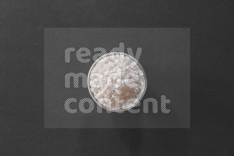 ملح في وعاء زجاجي علي خلفية سوداء