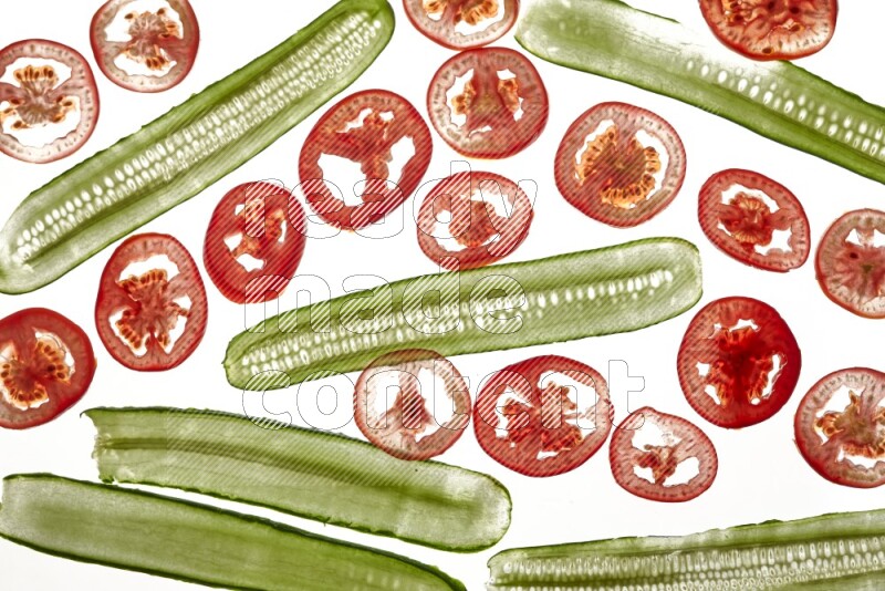 شرائح خضروات متنوعة علي خلفية بيضاء مضيئة