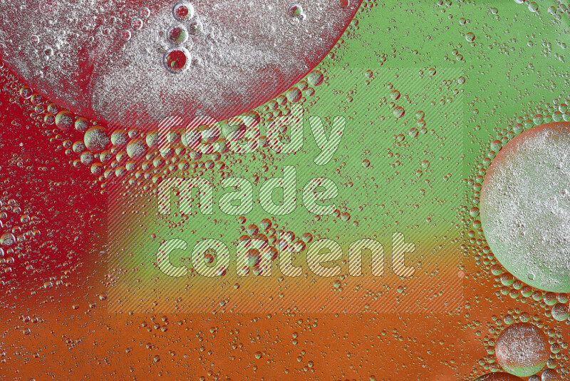 لقطات مقربة لفقاعات من الزيت على سطح الماء باللون البرتقالي والأخضر والأحمر