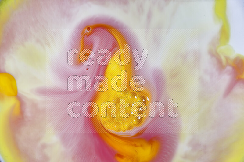 لقطة مقربة لأنماط دوامية باللون البرتقالي والأحمر والأبيض