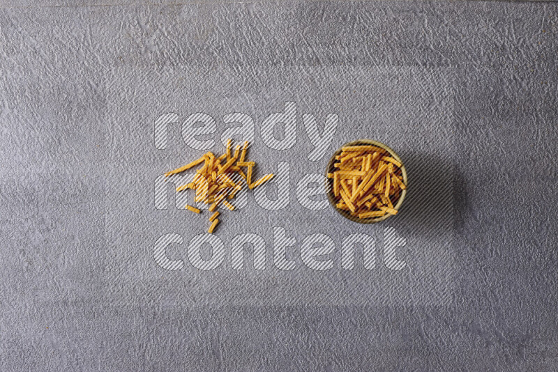 وجبات خفيفة متنوعة في أوعية فخارية على خلفية رمادية