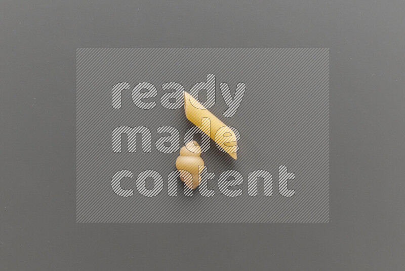 معكرونة قواقع مع أنواع أخري من المعكرونة علي خلفية رمادية