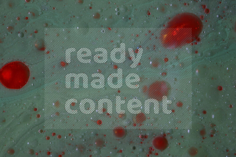 تلتقط الصورة تناثرا للطلاء الأحمر علي خلفية خضراء