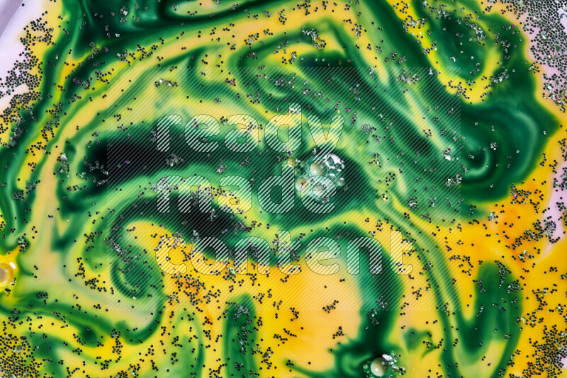 لقطة مقربة لبريق أخضر متلألئ منتشر على خلفية من اللون الأصفر والأخضر في حركات دائرية