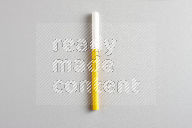 لقطة مقربة تظهر قلما ملونا واحدا بغطاء على خلفية رمادية