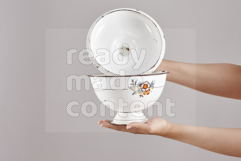 امرأة تحمل بيديها أدوات معدنية مختلفة في أوضاع متعددة