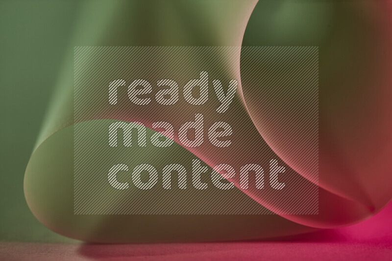 فن تجريدي يعرض منحنيات وتدرجات اللون الأخضر والأحمر مكونه بضوء ملون