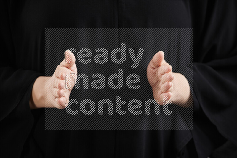 امرأة تشير بيديها بلغة الإشارات المختلفة