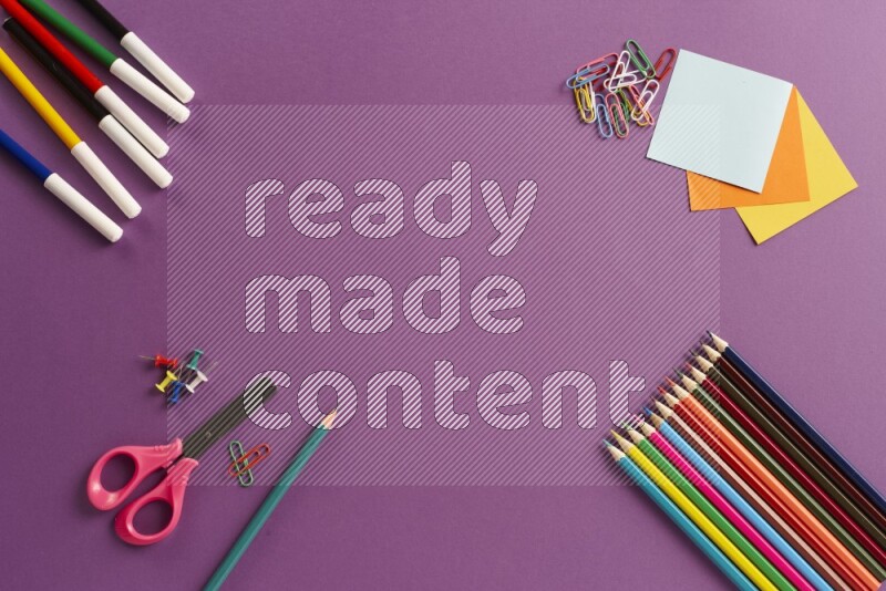 مستلزمات مدرسية مختلفة على خلفية أرجوانية