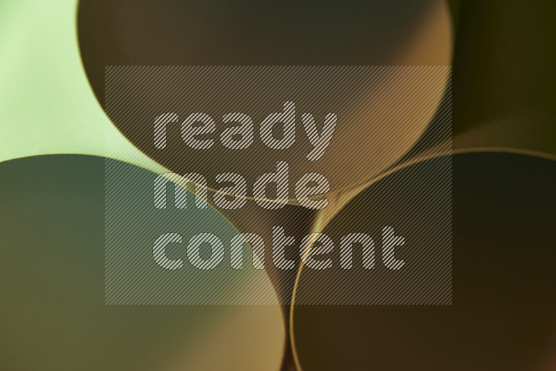 الصورة تعرض فن ورقي تجريدي بأشكال دائرية بدرجات متنوعة من اللون الأخضر والدرجات الدافئة