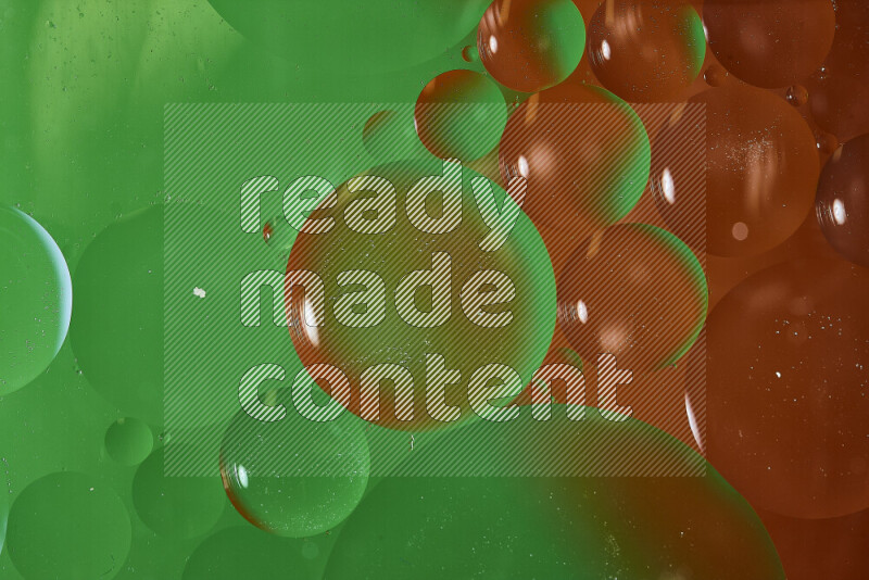 لقطات مقربة لفقاعات من الزيت على سطح الماء باللون الأخضر والأحمر