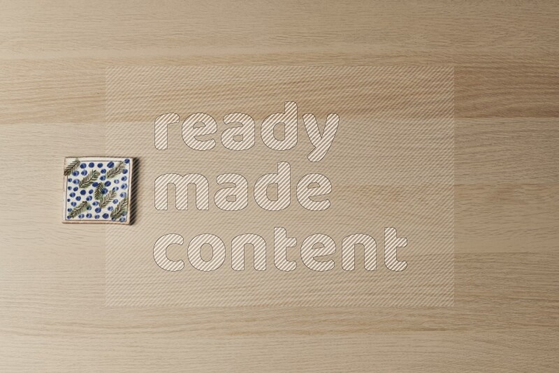 قواعد أكواب فخارية مزخرفة على خلفية خشبية فاتحة