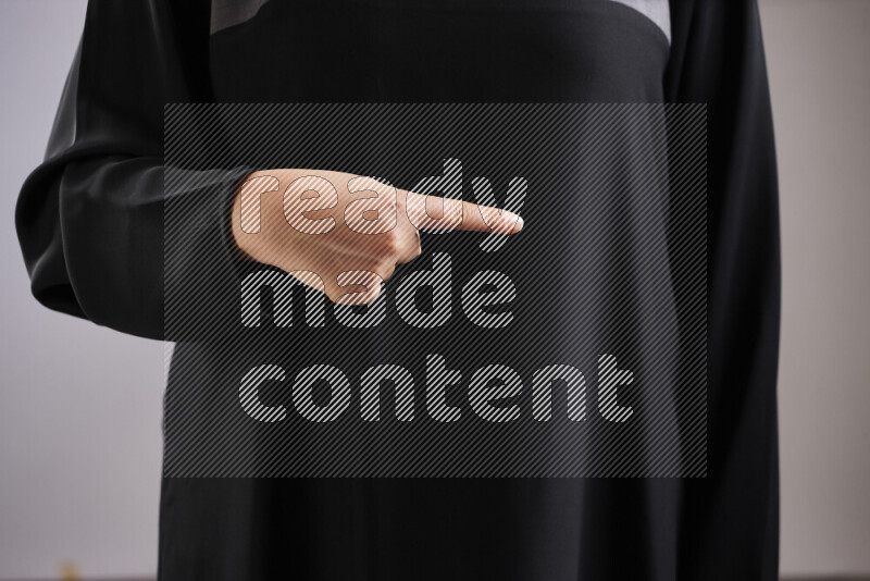 امرأة تشير بيديها بلغة الإشارات المختلفة